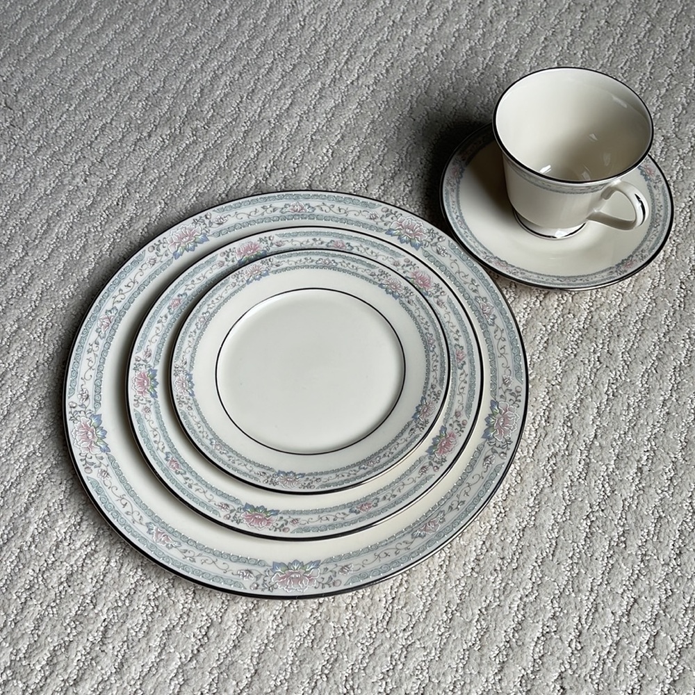 Lenox Charleston China Place Setting - Picture 2 of 6
